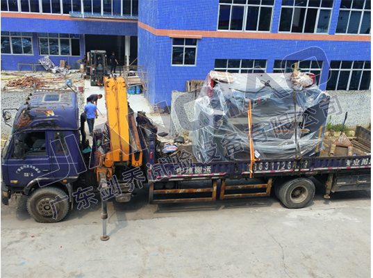 廣東劍喬引進(jìn)數(shù)控折彎?rùn)C(jī)現(xiàn)場(chǎng)卸貨圖